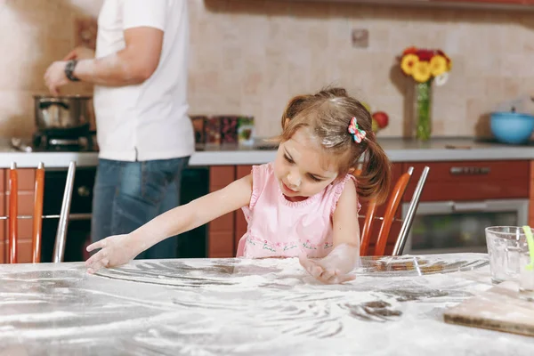 Małe Dziecko Dziewczyna Grać Mąki Podczas Gotowania Kuchni Przy Stole — Zdjęcie stockowe