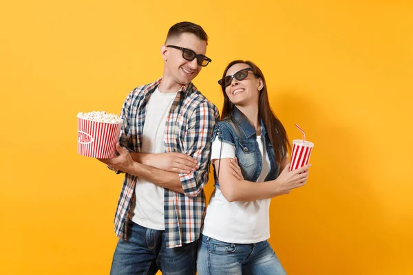 Joven Sonriente Pareja Mujer Hombre Gafas Viendo Película Película Fecha — Foto de Stock