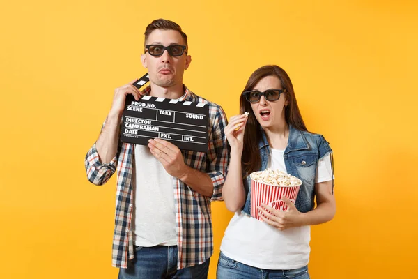 Jeune Homme Couple Irrité Dans Des Lunettes Regarder Film Sur — Photo