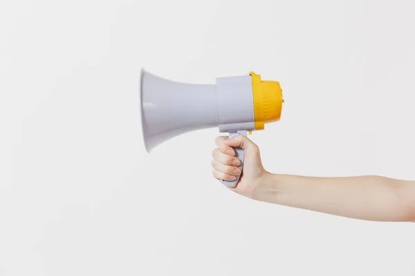 Närbild Kvinna Håller Hand Bullhorn Offentlig Adress Megafon Isolerad Vit — Stockfoto