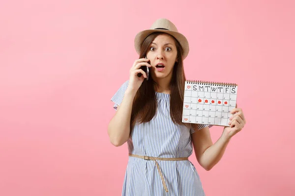 Mujer Confusa Triste Hablando Teléfono Móvil Celebración Los Períodos Calendario — Foto de Stock