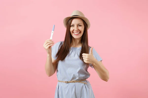 Emocionada Mujer Feliz Vestido Azul Sombrero Mano Mirando Prueba Embarazo —  Fotos de Stock