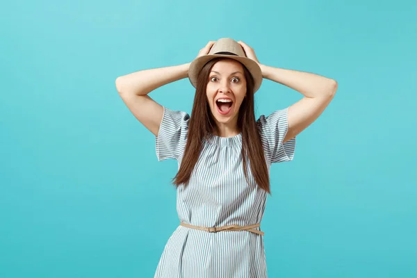 Retrato Mujer Joven Elegante Emocionada Sonriente Con Vestido Sombrero Verano — Foto de Stock