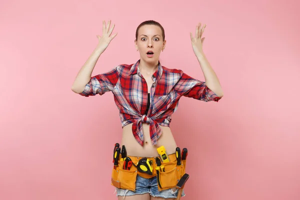 Forte Jovem Faz Tudo Mulher Vestindo Camisa Xadrez Calções Jeans — Fotografia de Stock