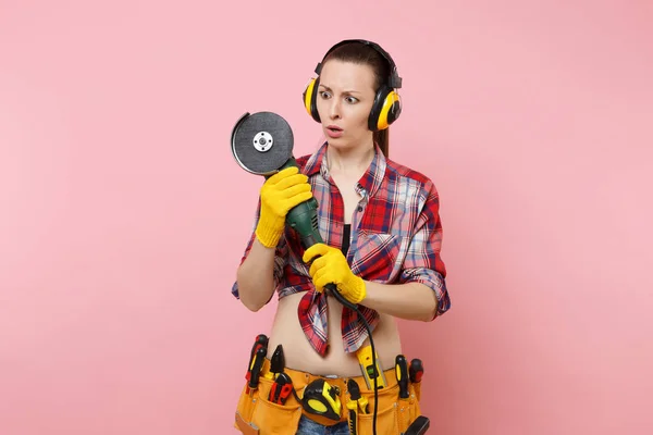 Mujer Fuerte Manitas Energía Guantes Amarillos Auriculares Con Aislamiento Acústico — Foto de Stock