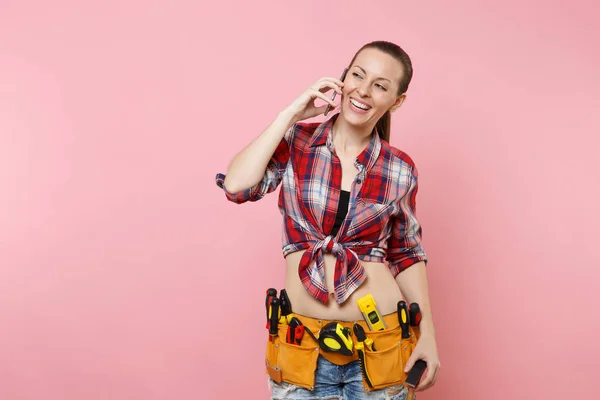 Mulher Jovem Faz Tudo Camisa Xadrez Kit Ferramentas Cinto Cheio — Fotografia de Stock