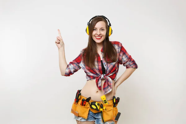 Handyman Mujer Camisa Cuadros Pantalones Cortos Mezclilla Auriculares Con Aislamiento —  Fotos de Stock