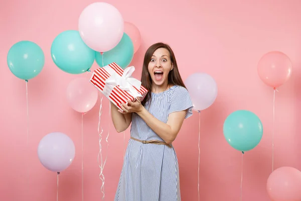 Kırmızı Kutu Hediye Ile Mevcut Renkli Hava Balonları Parlak Pembe — Stok fotoğraf