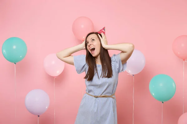 Retrato Excita Mulher Feliz Com Boca Aberta Chapéu Aniversário Vestido — Fotografia de Stock