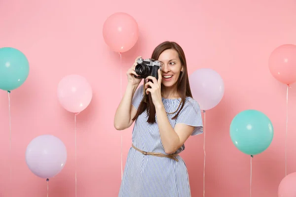 Portret Van Aantrekkelijke Jonge Vrouw Draagt Blauwe Jurk Fotograferen Retro — Stockfoto