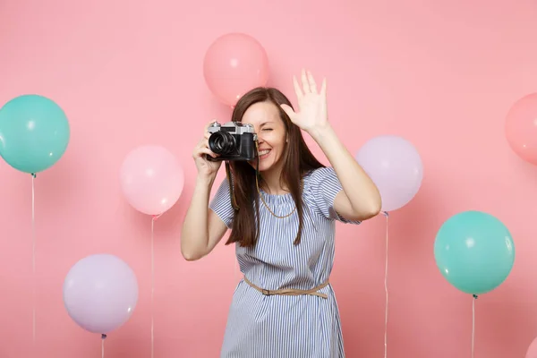 Portret Van Vrolijke Jonge Vrouw Draagt Blauwe Jurk Neem Foto — Stockfoto