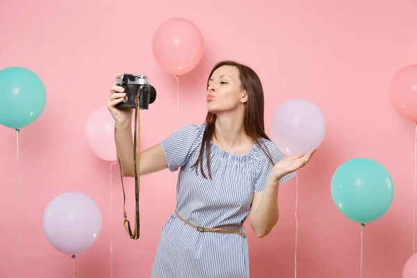 드레스에 부드러운 여자의 화려한 배경에 복고풍 빈티지 카메라에 Selfie 사람들이 — 스톡 사진