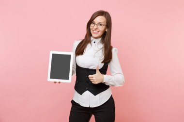 Tablet pc bilgisayar boş boş ekran ile tutarak ve izole üzerinde pembe arka plan yukarı gösterilen gözlüklü genç iş kadını. Bayan patron. Başarı kariyer servet. Kopya alanı reklam için