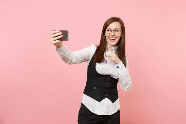 Молодая Смеющаяся Деловая Женщина Очках Делает Селфи Мобильном Телефоне Указывая — стоковое фото