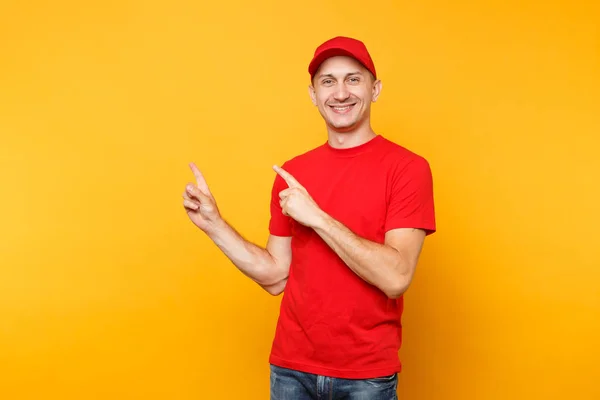 Entrega Hombre Uniforme Rojo Aislado Sobre Fondo Amarillo Anaranjado Empleado — Foto de Stock