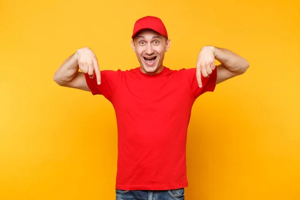 Uomo Consegna Uniforme Rossa Isolato Sfondo Arancione Giallo Professionale Sorridente — Foto Stock