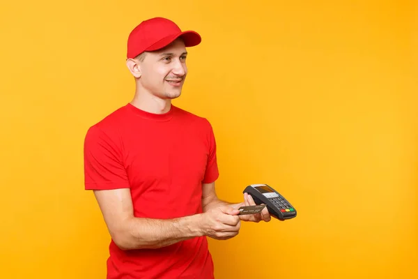 Livreur Uniforme Rouge Isolé Sur Fond Jaune Employé Masculin Casquette — Photo