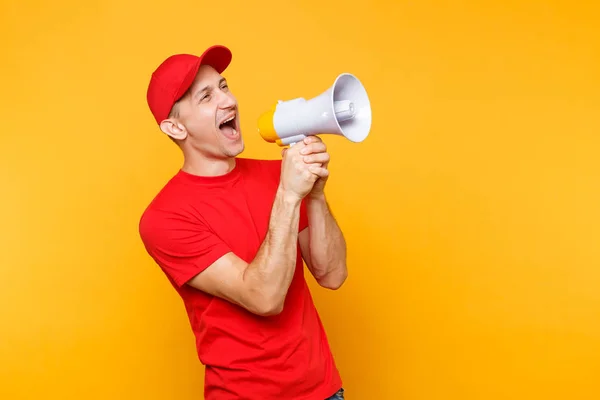 Leverans Service Man Röd Uniform Isolerad Gul Bakgrund Manlig Anställd — Stockfoto