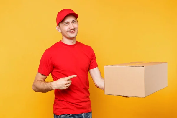 Homem Entrega Uniforme Vermelho Isolado Fundo Laranja Amarelo Correio Funcionário — Fotografia de Stock