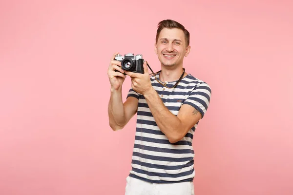 Usmívám Mladý Fotograf Muž Sobě Pruhované Tričko Fotit Retro Vinobraní — Stock fotografie