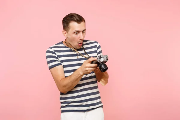 Retrato Joven Fotógrafo Sorprendido Con Una Camiseta Rayas Que Toma — Foto de Stock