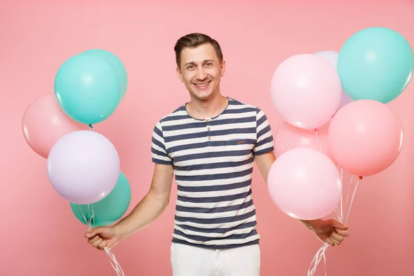 Retrato Fascinante Jovem Feliz Vestindo Listrado Shirt Segurando Balões Coloridos — Fotografia de Stock