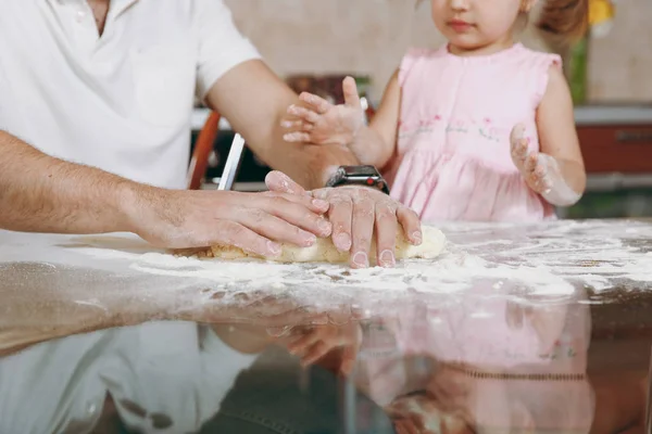 Cropped Niña Ayudar Hombre Cocinar Galletas Jengibre Navidad Formando Masa —  Fotos de Stock