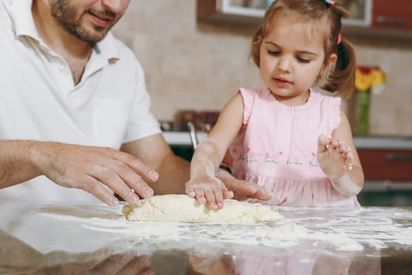 Close Niña Ayudar Hombre Cocinar Galletas Jengibre Navidad Formando Masa —  Fotos de Stock