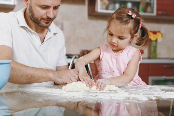 Close Van Kleine Jongen Meisje Help Man Koken Gember Kerstkoekjes — Stockfoto