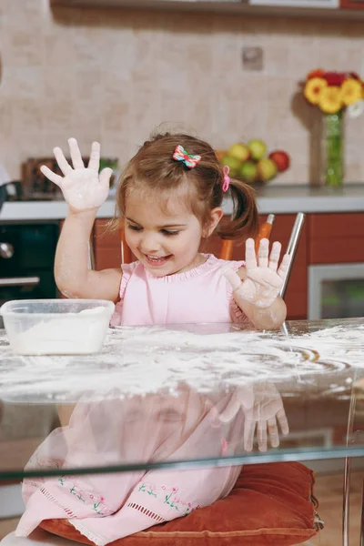 Beetje Vrij Kid Meisje Roze Jurk Spelen Smeren Handen Met — Stockfoto