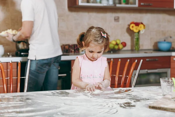 Kleine Jongen Meisje Spelen Met Bloem Terwijl Papa Koken Keuken — Stockfoto