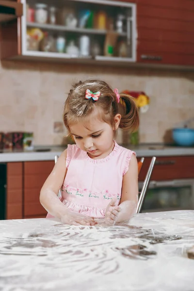 Mooie Jongen Meisje Roze Jurk Spelen Smeren Handen Tekenen Met — Stockfoto