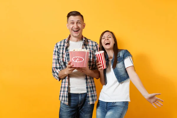 Joven Feliz Riéndose Pareja Mujer Hombre Ropa Casual Viendo Película — Foto de Stock