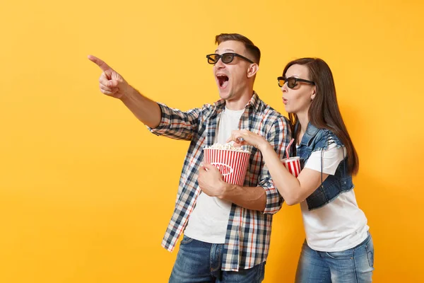 Joven Pareja Sorprendida Mujer Hombre Gafas Viendo Película Fecha Mantenga — Foto de Stock