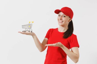 Beyaz arka plan üzerinde izole kırmızı üniformalı teslim kadın. Kadın kurye veya satıcı Cap, t-shirt, süpermarket bakkal itme tutan kot Palm'da için alışveriş sepeti. Kopya alanı reklam için