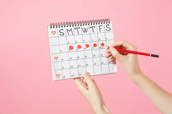 Närbild Kvinna Håller Hand Röd Penna Kvinnliga Perioder Kalender För — Stockfoto