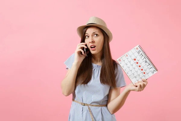 Triest Verwarde Vrouw Praten Mobiele Telefoon Met Perioden Kalender Voor — Stockfoto