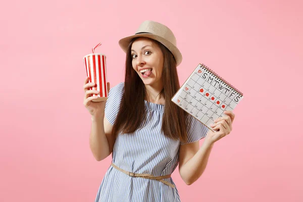 Porträtt Lycklig Kvinna Blå Klänning Holding Kopp Soda Kvinnliga Perioder — Stockfoto