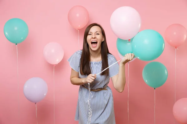 Szép Boldog Boldog Sikoltozik Gazdaság Színes Hőlégballonok Világos Trend Rózsaszín — Stock Fotó