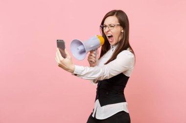 Gözlük alma selfie cep telefonu, pembe arka plan izole atış yapıyor tutun megafon çığlık genç kızgın iş kadını. Bayan patron. Başarı kariyer servet. Kopya alanı reklam için