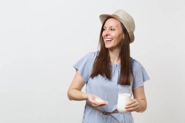 Gülümseyen kadın elbiseli Genç eller pirinç sütü cam, beyaz arka plan üzerinde izole pirinç avuç tutun. Doğru beslenme, vegan vejetaryen içki, sağlıklı yaşam konsepti diyet. Kopya alanı