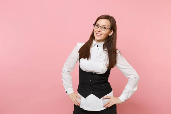 年轻的微笑成功的商业妇女穿着黑色西装 白色衬衫和眼镜站在柔和的粉红色背景孤立 老板娘成就事业财富概念 复制广告空间 — 图库照片