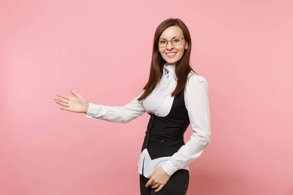 Joven Mujer Negocios Sonriente Exitosa Traje Gafas Que Dan Mano —  Fotos de Stock