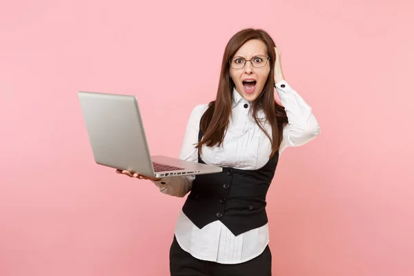 Young Geschokt Zakenvrouw Met Geopende Mond Glazen Werken Laptopcomputer Klampt — Stockfoto