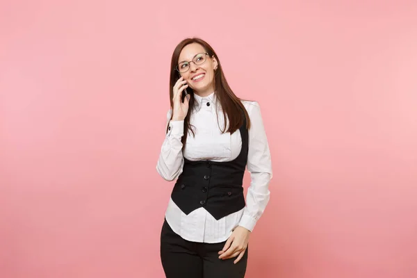 Jovem Mulher Negócios Bem Sucedida Terno Preto Óculos Segurando Falando — Fotografia de Stock