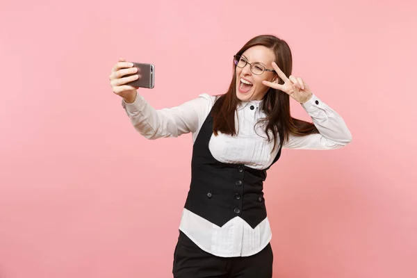 Молодая Счастливая Деловая Женщина Очках Делает Селфи Снимок Мобильном Телефоне — стоковое фото