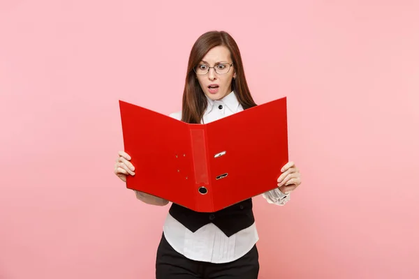 Joven Mujer Negocios Preocupada Gafas Mantenga Buscando Carpeta Roja Documentos — Foto de Stock