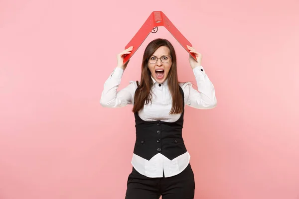 Mladý Rozhněvaný Obchodních Žena Brýle Scream Drží Složku Dokumentů Dokument — Stock fotografie