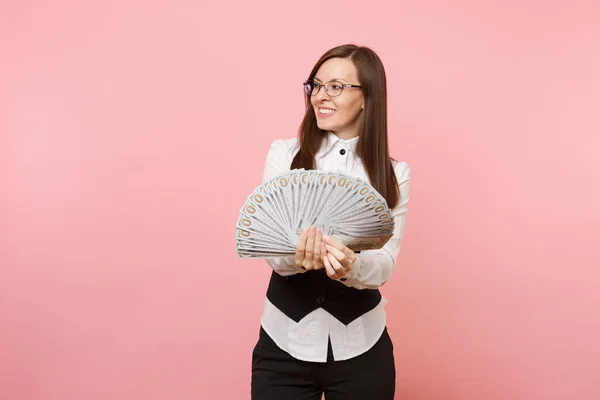 Joven Mujer Negocios Feliz Éxito Gafas Sostienen Paquete Montón Dólares —  Fotos de Stock