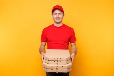 Kırmızı şapka, tişört veren yemek sipariş pizza kutuları üzerinde sarı arka plan izole teslimat adam. Erkek çalışan pizzaman veya kurye İtalyan pizza karton flatbox tutan üniformalı. Hizmet anlayışı
